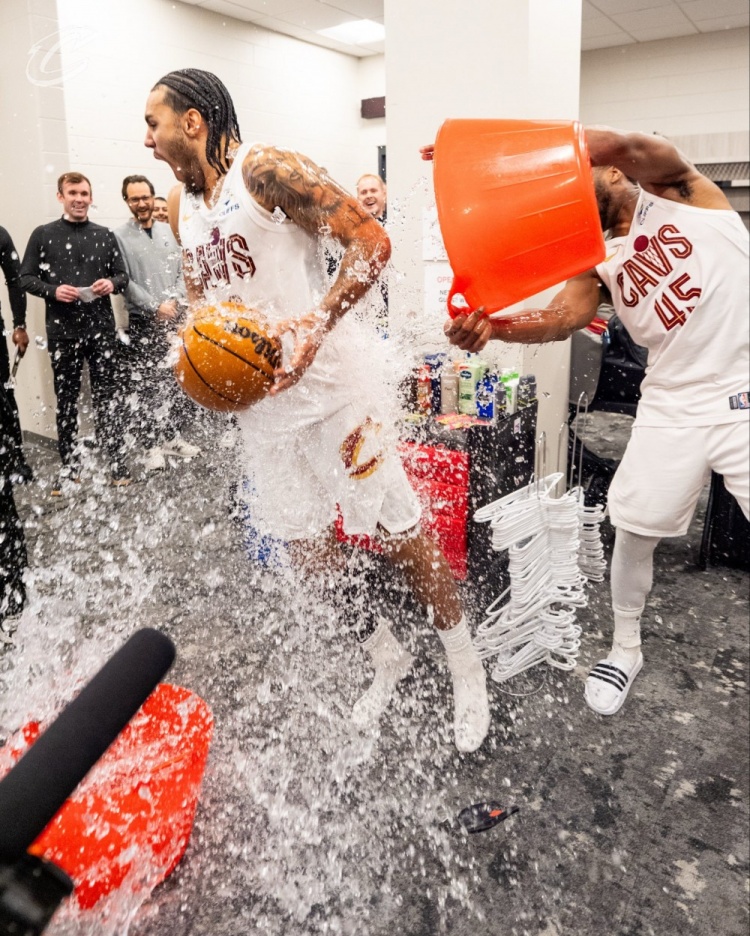 开云官网入口-39分生涯之夜！泰森赛后获得比赛用球 米切尔向其泼水庆祝